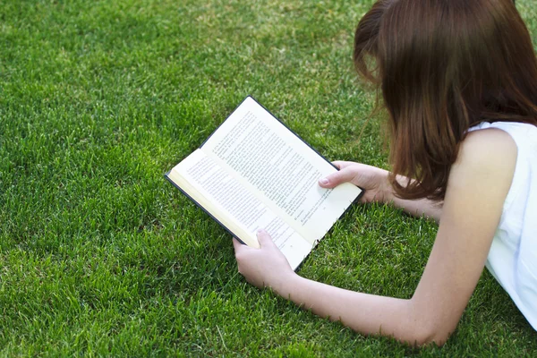 Menina lendo um livro ao ar livre — Fotografia de Stock