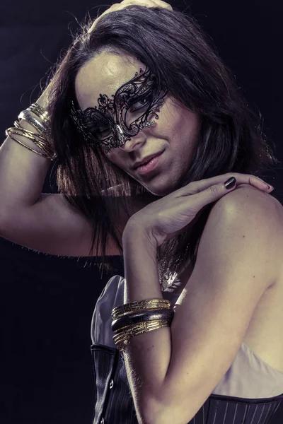 Femme en masque vénitien noir — Photo