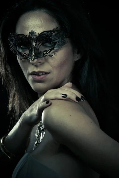 Vrouw in zwarte Venetiaanse masker — Stockfoto