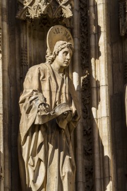 Katedral'ın üzerindeki heykeller
