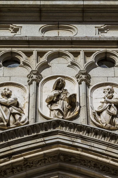 Esculturas en la fachada de la Catedral — Foto de Stock