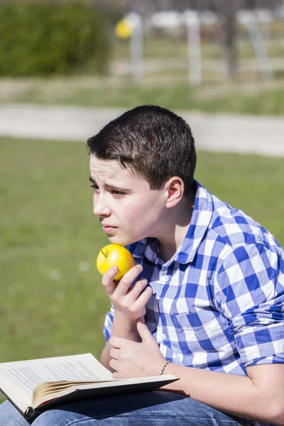 Junger Mann liest ein Buch — Stockfoto