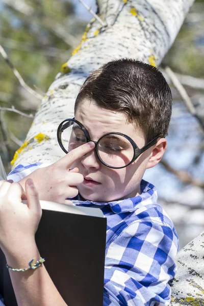 Junge liest ein Buch — Stockfoto