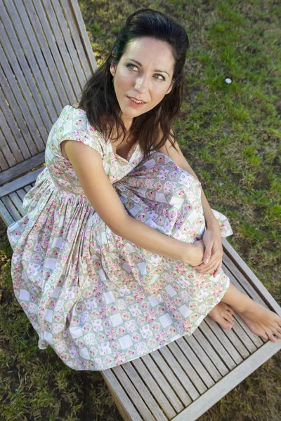 Femme relaxante dans son jardin — Photo