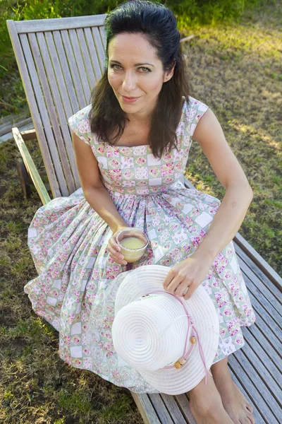 Mujer beber jugo en su patio trasero — Foto de Stock