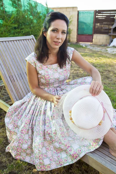 Femme boire du jus dans son jardin — Photo