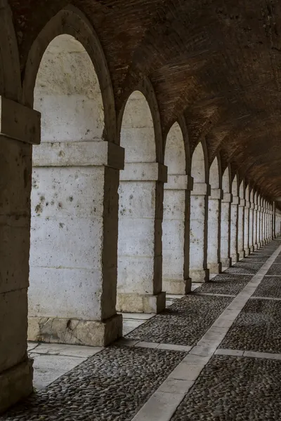Antiguo corredor con columnas . — Foto de Stock