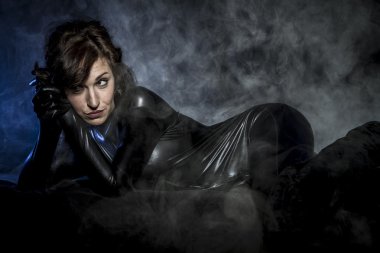 seksi esmer siyah lateks kostüm