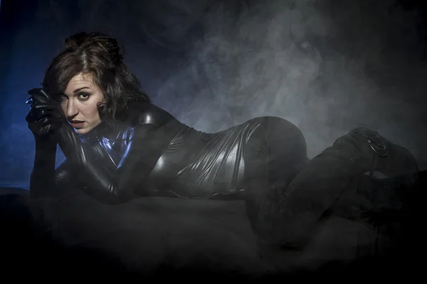 Сексуальная брюнетка в чёрном латексном костюме — стоковое фото