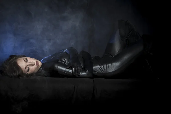 Сексуальная брюнетка в чёрном латексном костюме — стоковое фото