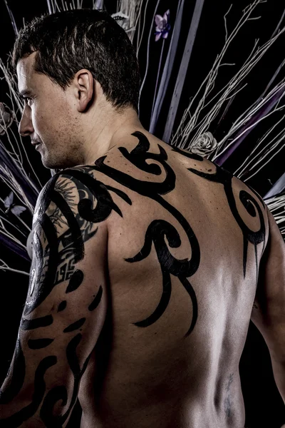 Giovane uomo con tatuaggio tribù — Foto Stock
