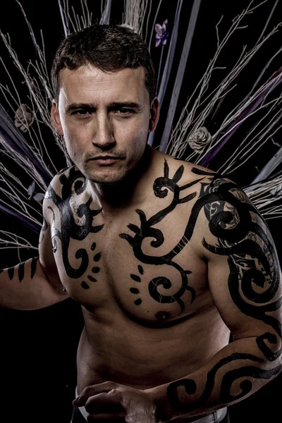 Jongeman met stam Tattoo — Stockfoto