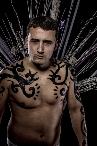 Молодой человек с татуировкой племени — стоковое фото