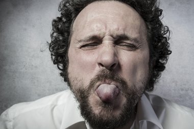 komik ifadeleri ile Beyaz tişörtlü adam