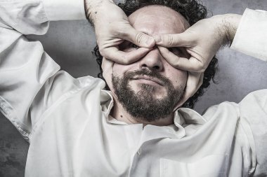 komik ifade ile Beyaz tişörtlü adam