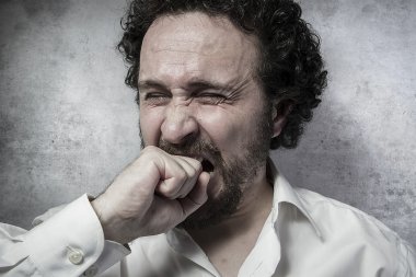 komik ifadeleri ile Beyaz tişörtlü adam