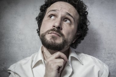 komik ifadeleri ile Beyaz tişörtlü adam