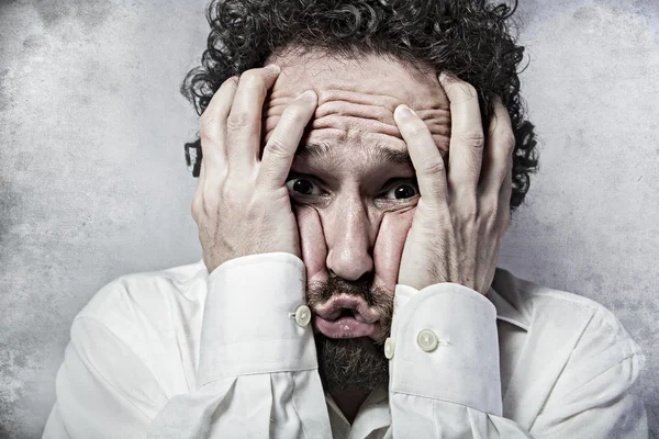 Uomo in camicia bianca con espressioni divertenti — Foto Stock