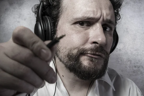 Человек слушать музыку с наушниками — стоковое фото