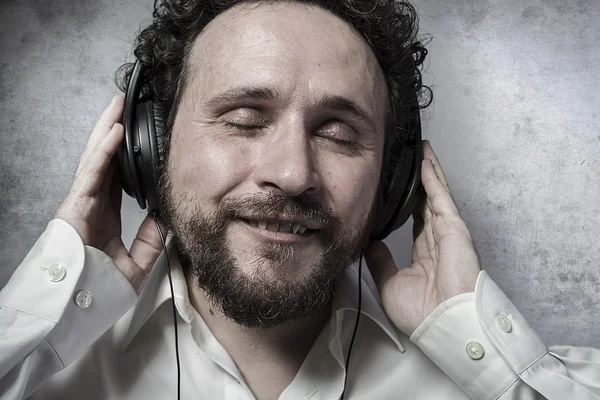 Homem ouvindo e apreciando música — Fotografia de Stock