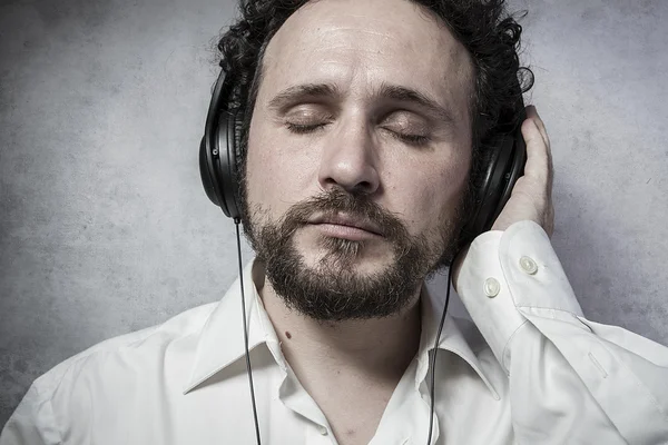 Adam dinleme ve müzik keyfi — Stok fotoğraf