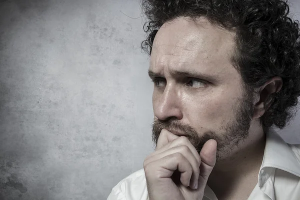 Uomo in camicia bianca con strane espressioni — Foto Stock