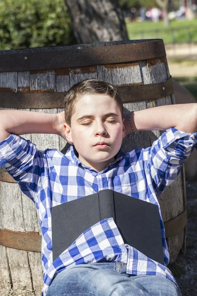 Ung pojke läser en bok — Stockfoto