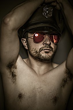 çıplak adam kap ve kırmızı ayna gözlük