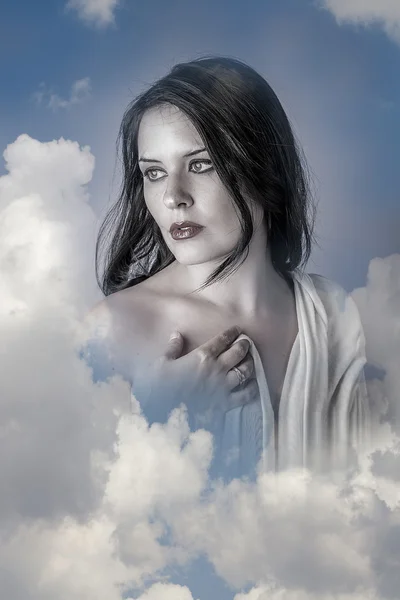 Sensuell, vacker kvinna i moln — Stockfoto