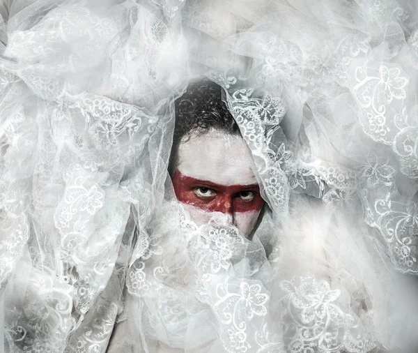 Człowiek pokryty biała koronka welon — Zdjęcie stockowe