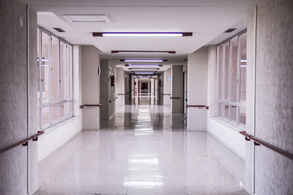Vit sjukhuskorridor — Stockfoto