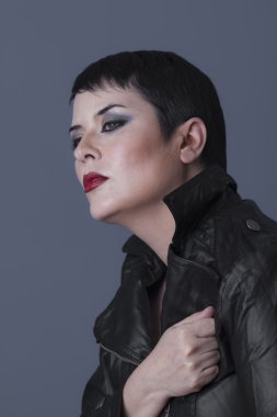 Deri ceketli kadın.