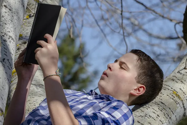 Jonge jongen lezen van een boek — Stockfoto