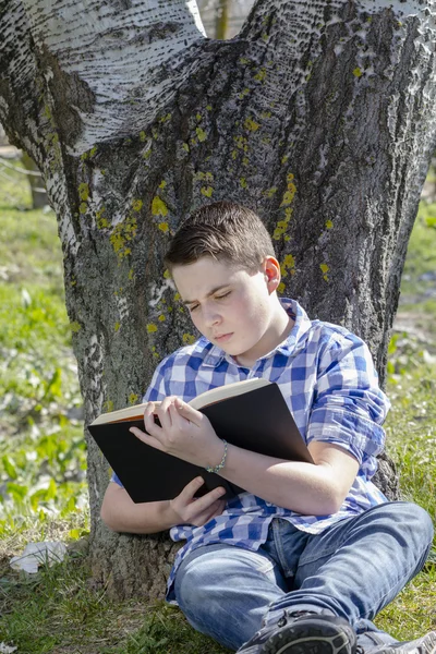 Jonge jongen lezen van een boek — Stockfoto