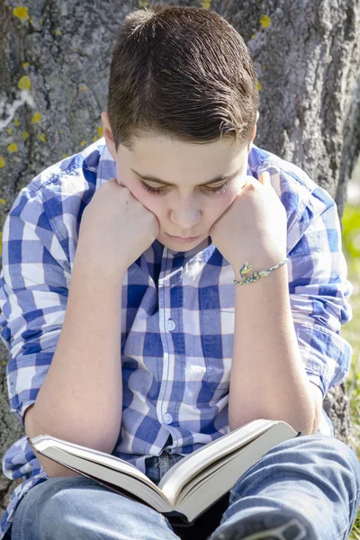 Jonge jongen lezen van een boek — Stockfoto