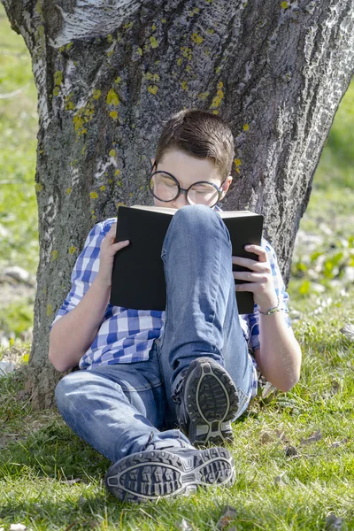 Young boy reading a book — Stock Photo, Image