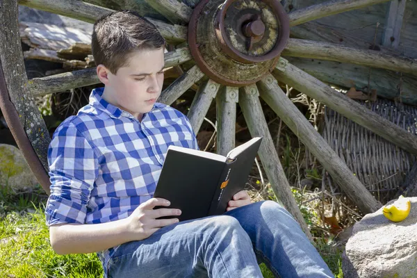 Jongen liggen naast een wagen-wiel — Stockfoto