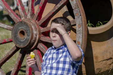 bir vagon tekerlek yatan oğlan
