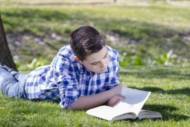 Çocuk kitap okuyor.