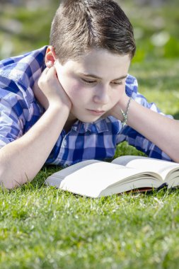 Çocuk kitap okuyor.