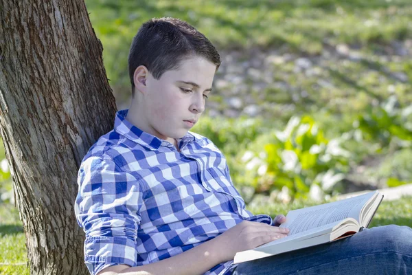 Jongen die een boek leest — Stockfoto