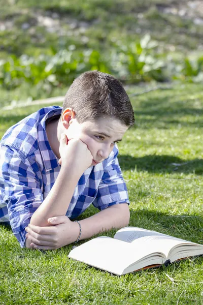 Jongen die een boek leest — Stockfoto