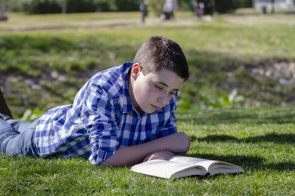 Jongen die een boek leest — Stockfoto