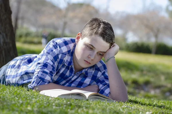 Junge liest ein Buch — Stockfoto