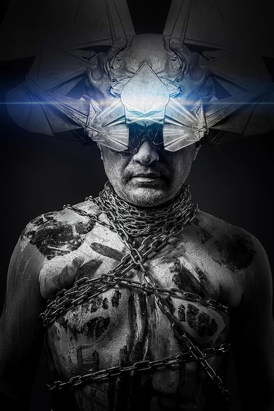 Άνθρωπος αλυσοδεμένα με φαντασία μάσκα — Φωτογραφία Αρχείου