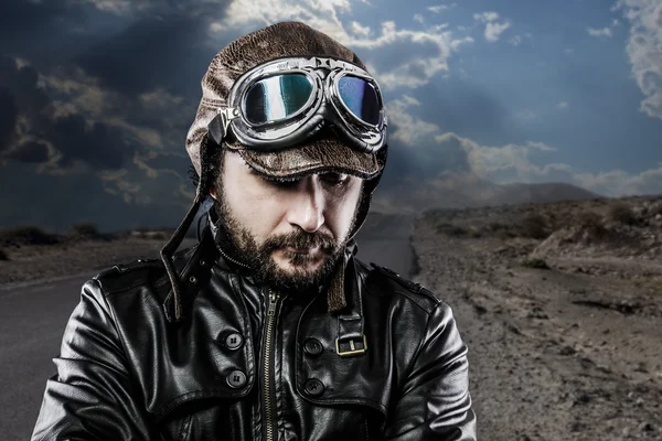 Siyah deri ceket ile motorcu — Stok fotoğraf