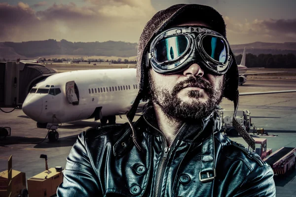 Siyah deri ceket ile pilot — Stok fotoğraf