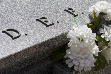 DEP mezarlığı ayrıntılı beyaz çiçekli