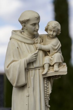 Taş Heykel ayrıntılarıyla mezarlığı