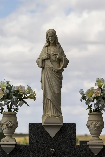 Friedhofsdetail mit Steinskulptur — Stockfoto